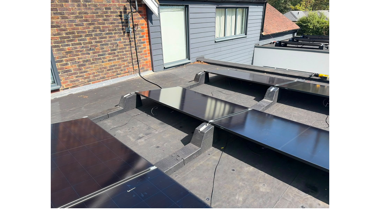 5.76kW Longi Solar | Sunsynk 10kW Hybrid | Fogstar Modular 48.3kWh | Holmwood
