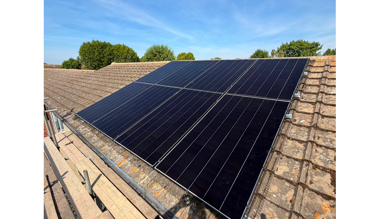 4.32kWh AIKO Solar | Solis 5kW Hybrid | Fogstar ECO 16.1kWh | Hornchurch