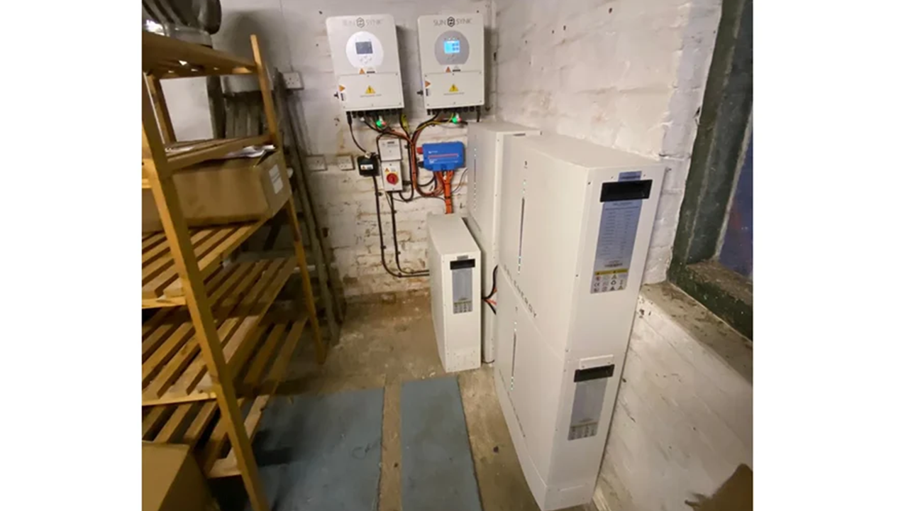 2 x Sunsynk 5kw hybrid | 5 x GSL 10.24kWh batteries | KT10 9UE