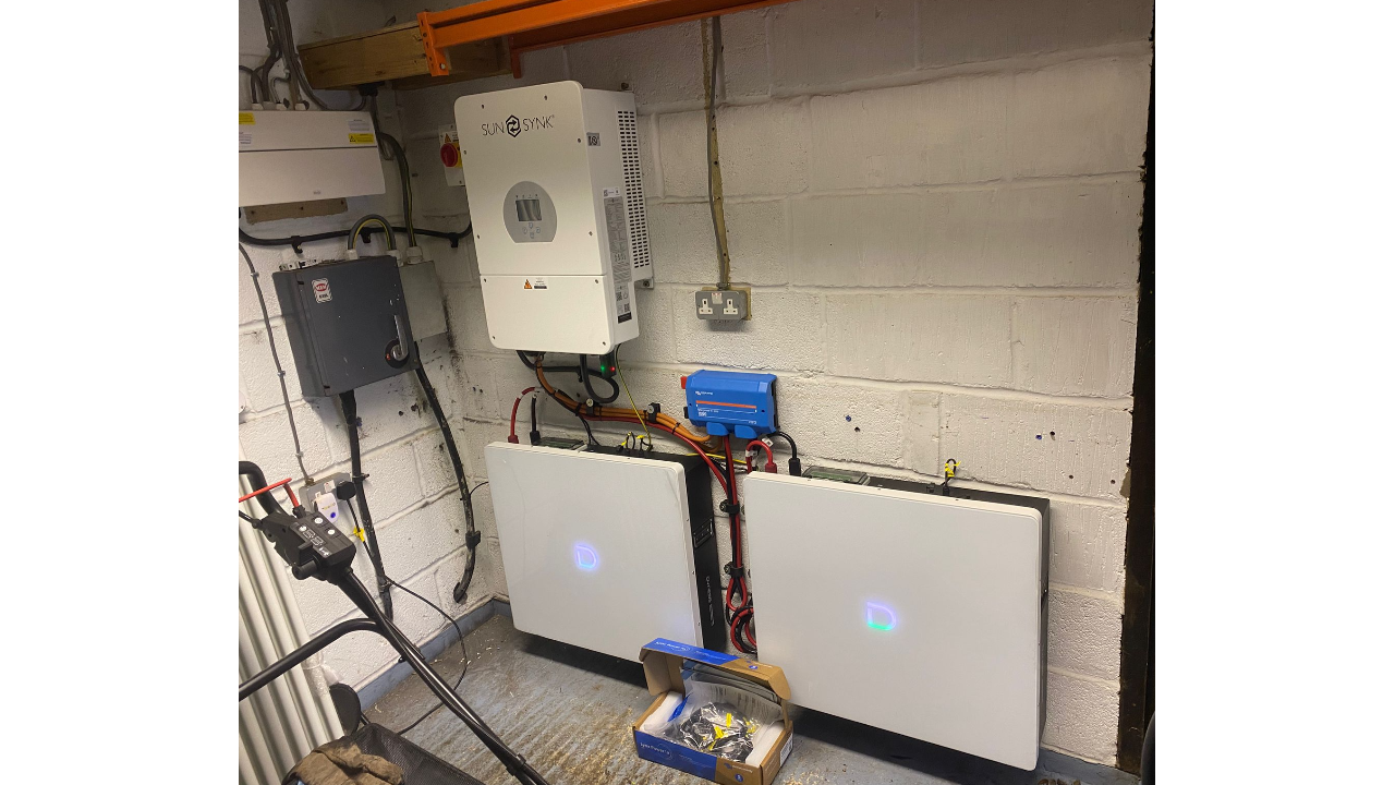 Sunsynk 12kW | 2 x Dyness PowerBox G2 10.24kWh batteries | Braintree