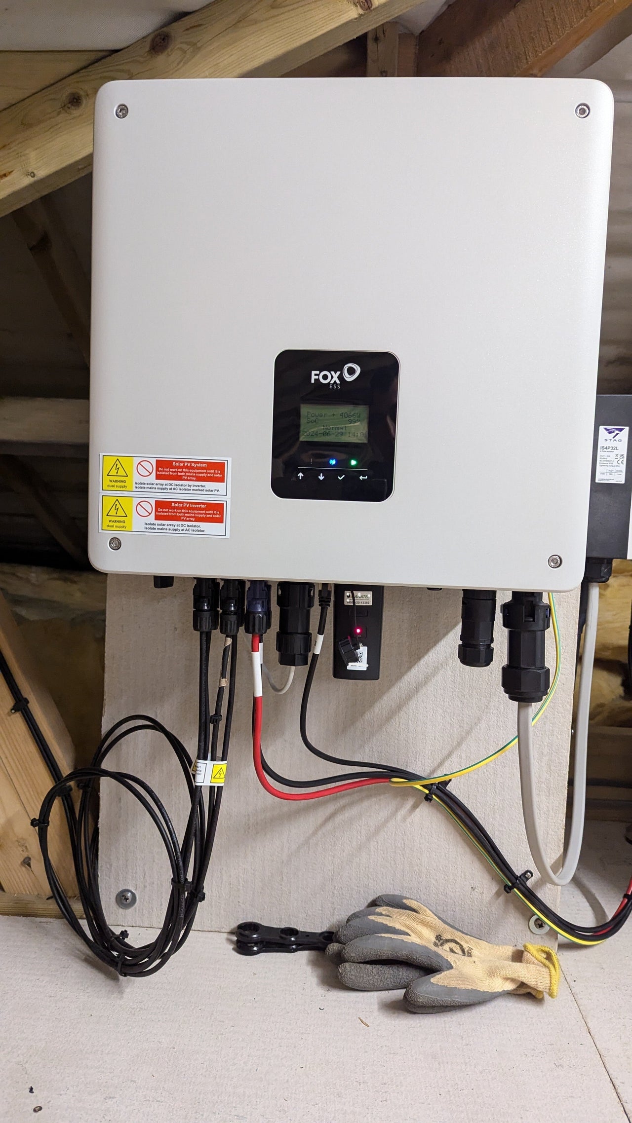 Fox ESS AC 5.0kW charger mounted on wall