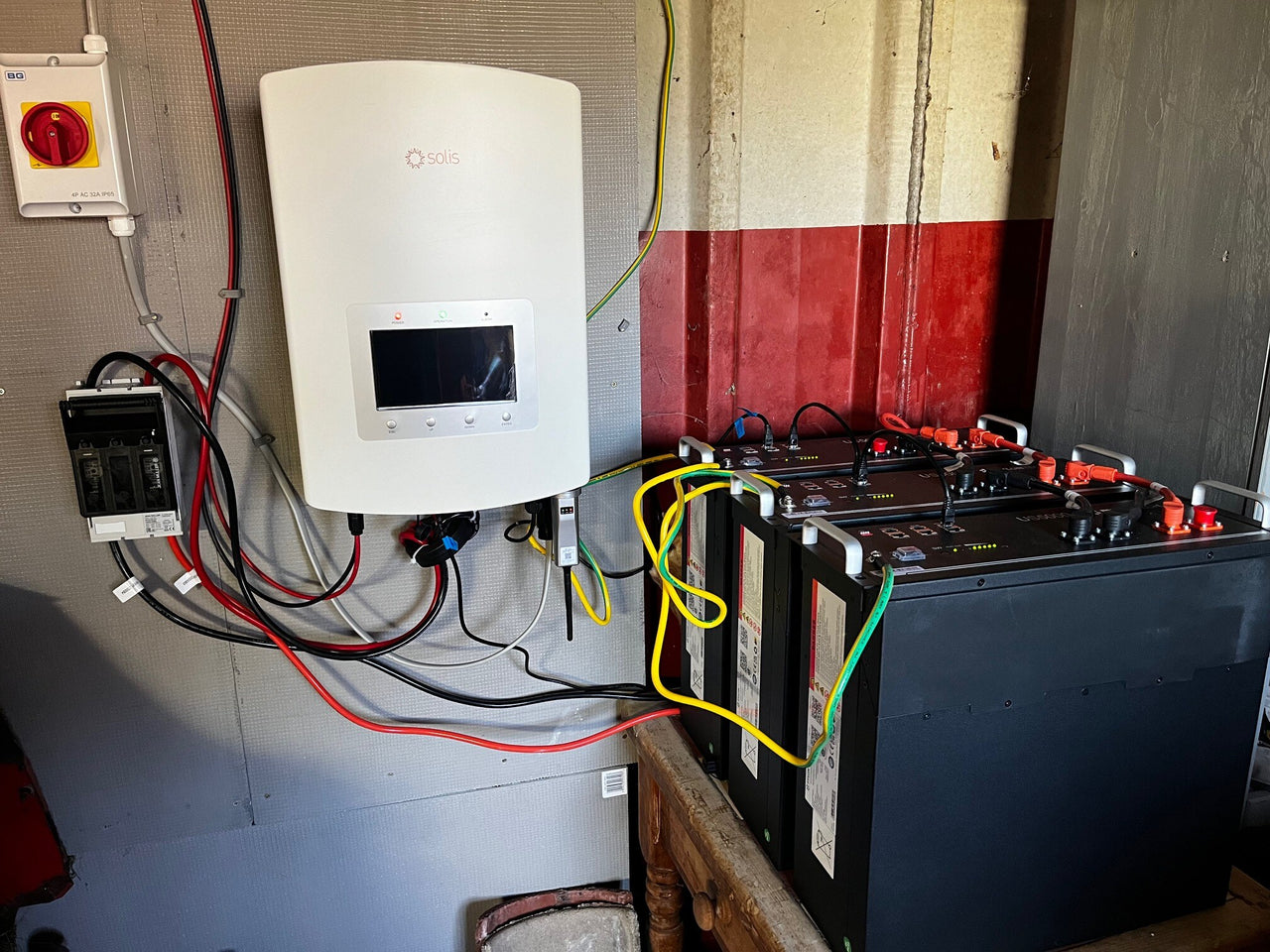 Pylontech US5000 batteries and inverter setup in LN11 7PT